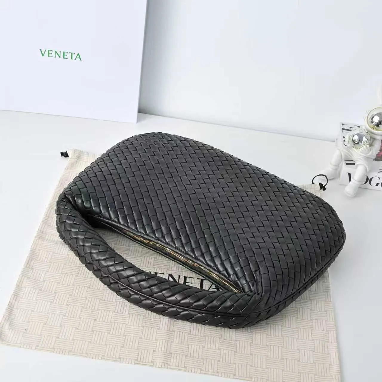 Batch 2120 #BV New Veneta handbag ✨ The "ceiling of texture" bag in the woven bag world, so high-end that you can't help but look at it~🥰Using Nappa lambskin lntrecciato quilted weaving process~The texture is particularly stunning, soft but not collapsed, tough but not hard🌟The bag body and handle are integrated and can be carried on the shoulder/hand. It has just the right sense of laziness and casualness🎈The capacity meets all the needs of commuting Just pull the zipper and pack up your own little world, feeling very at ease💚Veneta is a work that speaks for itself with texture🎀 Model: 6737 Size: 44x28x5
